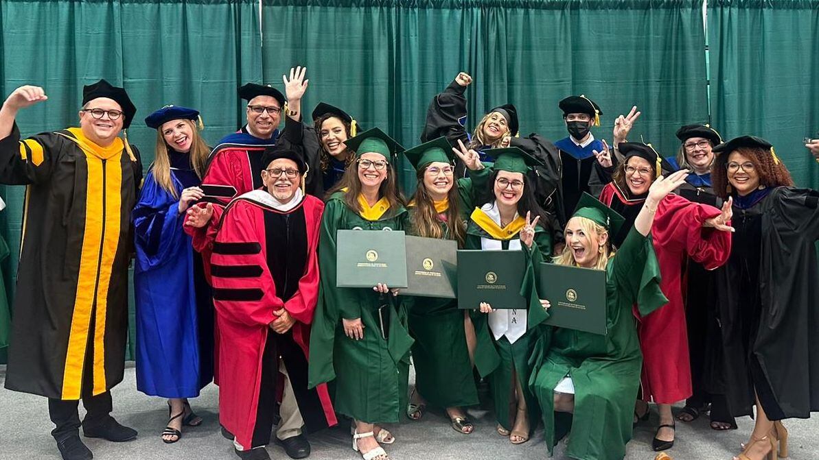 Parte de la clase de psicología escolar con sus profesores.