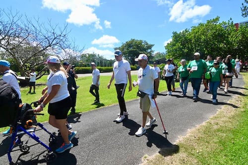 Pacientes de Parkinson se movilizan en caminata de concienciación en San Juan