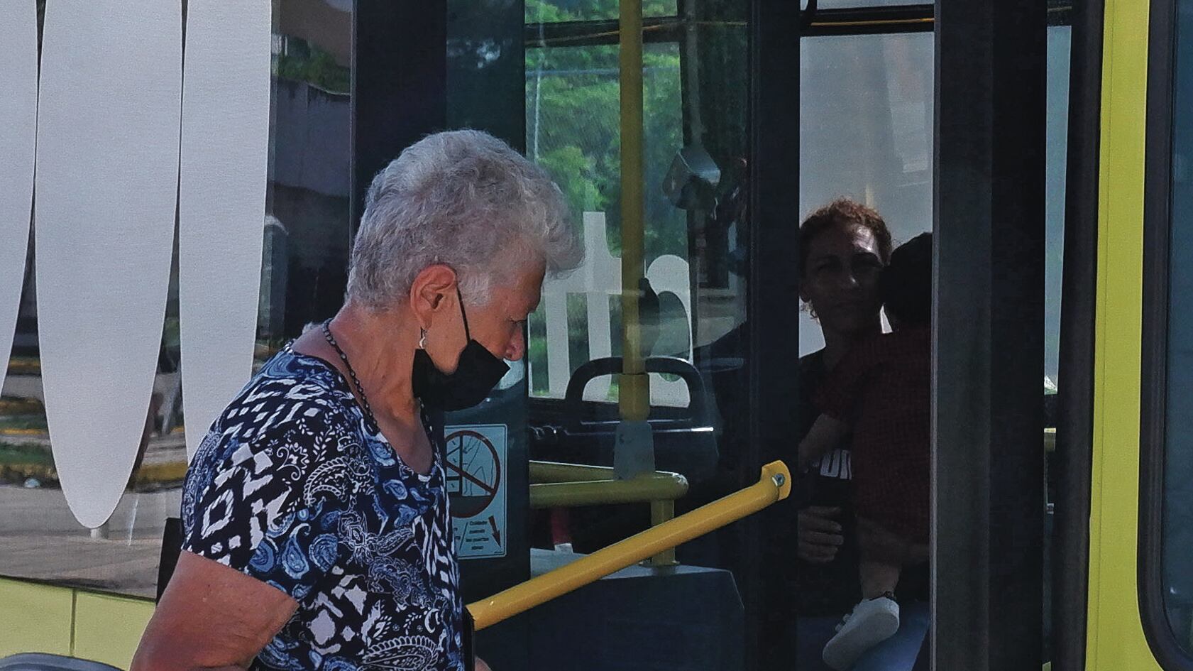 Adulta mayor aborda un autobús público en Puerto Rico