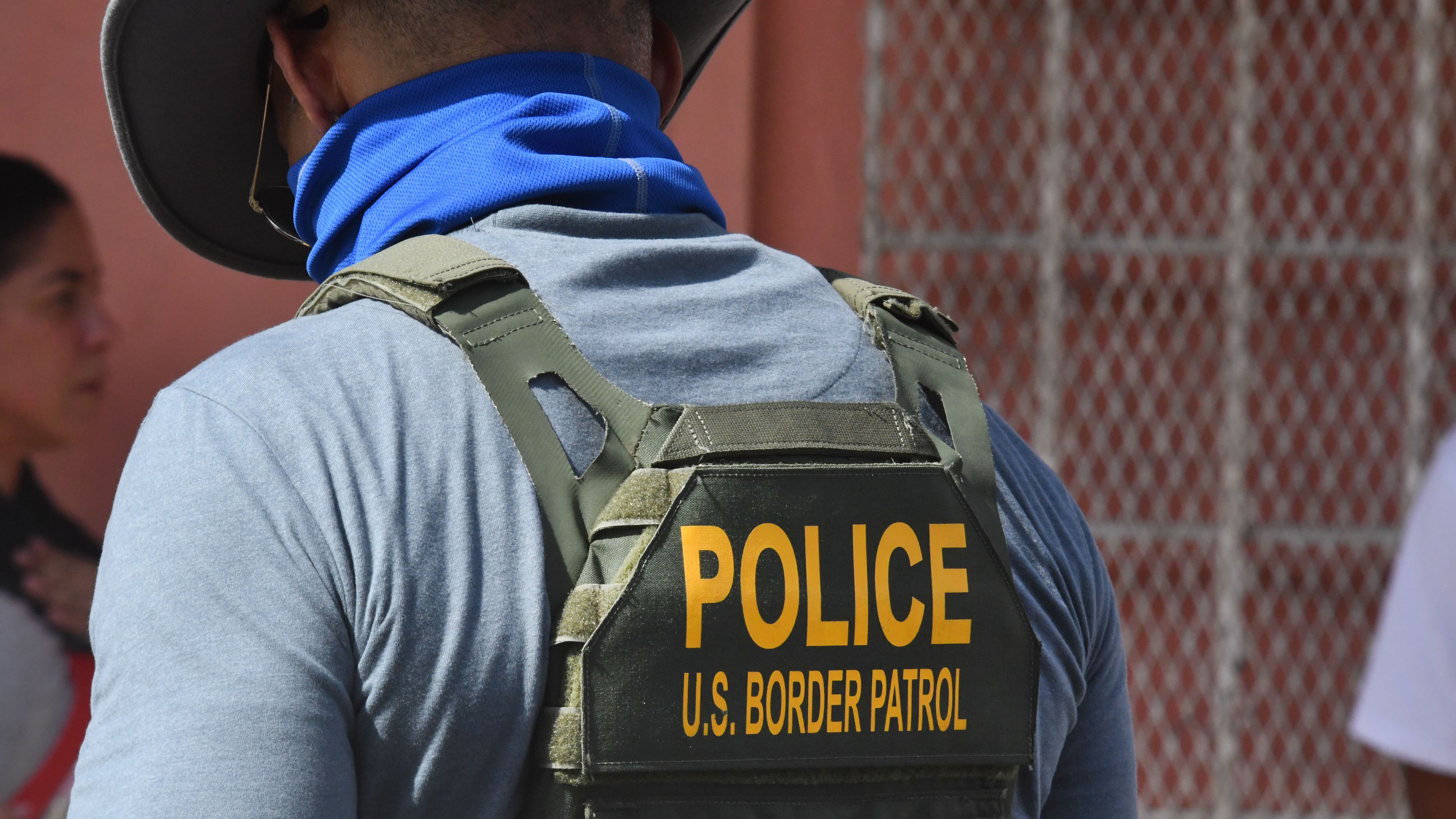 Detenidos mientras se realiza un allanamiento. Villa Palmeras