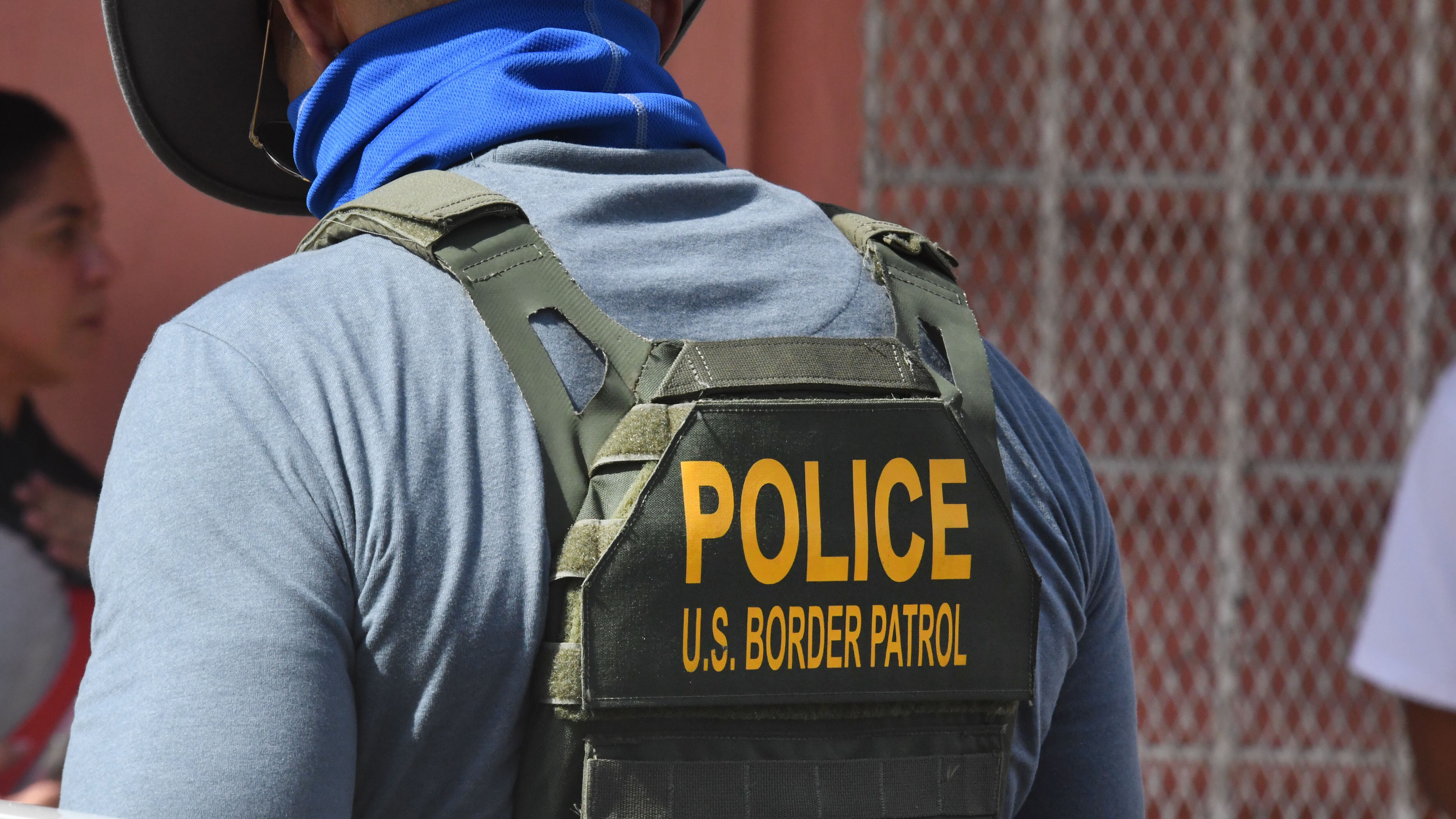 Detenidos mientras se realiza un allanamiento. Villa Palmeras