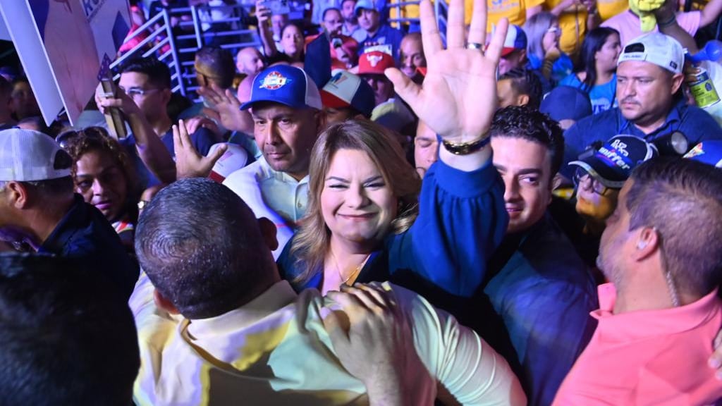 Jenniffer González a su entrada a la asamblea general junto a su esposo José Yovin Vargas