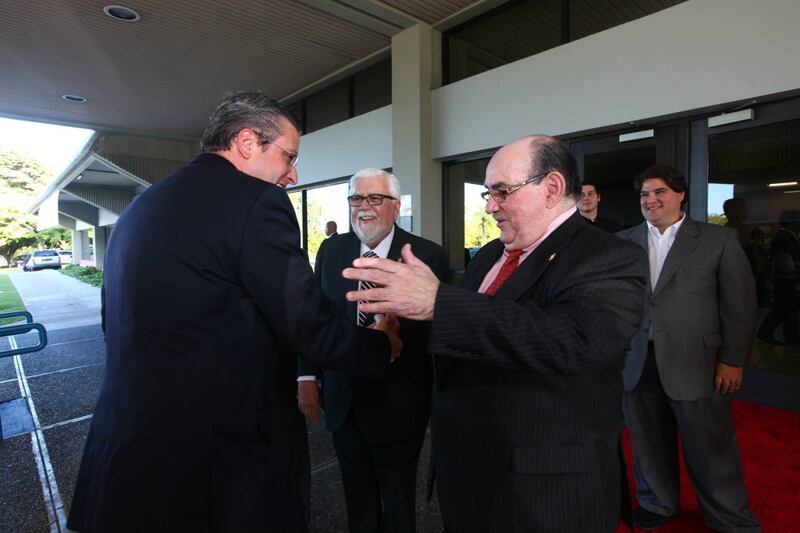 El entonces gobernador Alejandro García Padilla saluda a los cofundadores del Grupo HIMA, Joaquín Rodríguez García y Carlos Piñero Crespo, centro, en la celebración del vigesimosexto aniversario de HIMA en Caguas.
Foto tomada de Facebook