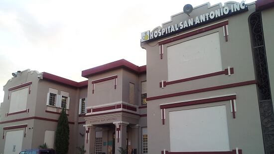 Fachada del Hospital San Antonio en Mayagüez.