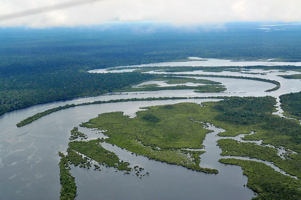 La República Federativa de Brasil es un país sudamericano con una rica diversidad cultural y natural. Su capital es Brasilia y su idioma oficial es el portugués. Es el quinto país más grande del mundo por extensión y el sexto más poblado. En la foto, panorámica de Sao Paulo. Foto: Wikipedia (Neil Palmer).