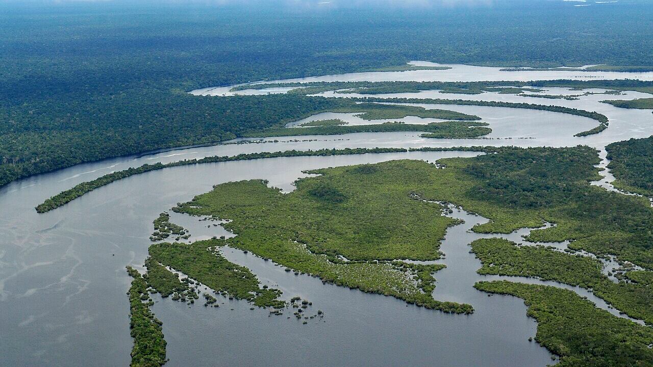 La República Federativa de Brasil es un país sudamericano con una rica diversidad cultural y natural. Su capital es Brasilia y su idioma oficial es el portugués. Es el quinto país más grande del mundo por extensión y el sexto más poblado. En la foto, panorámica de Sao Paulo. Foto: Wikipedia (Neil Palmer).