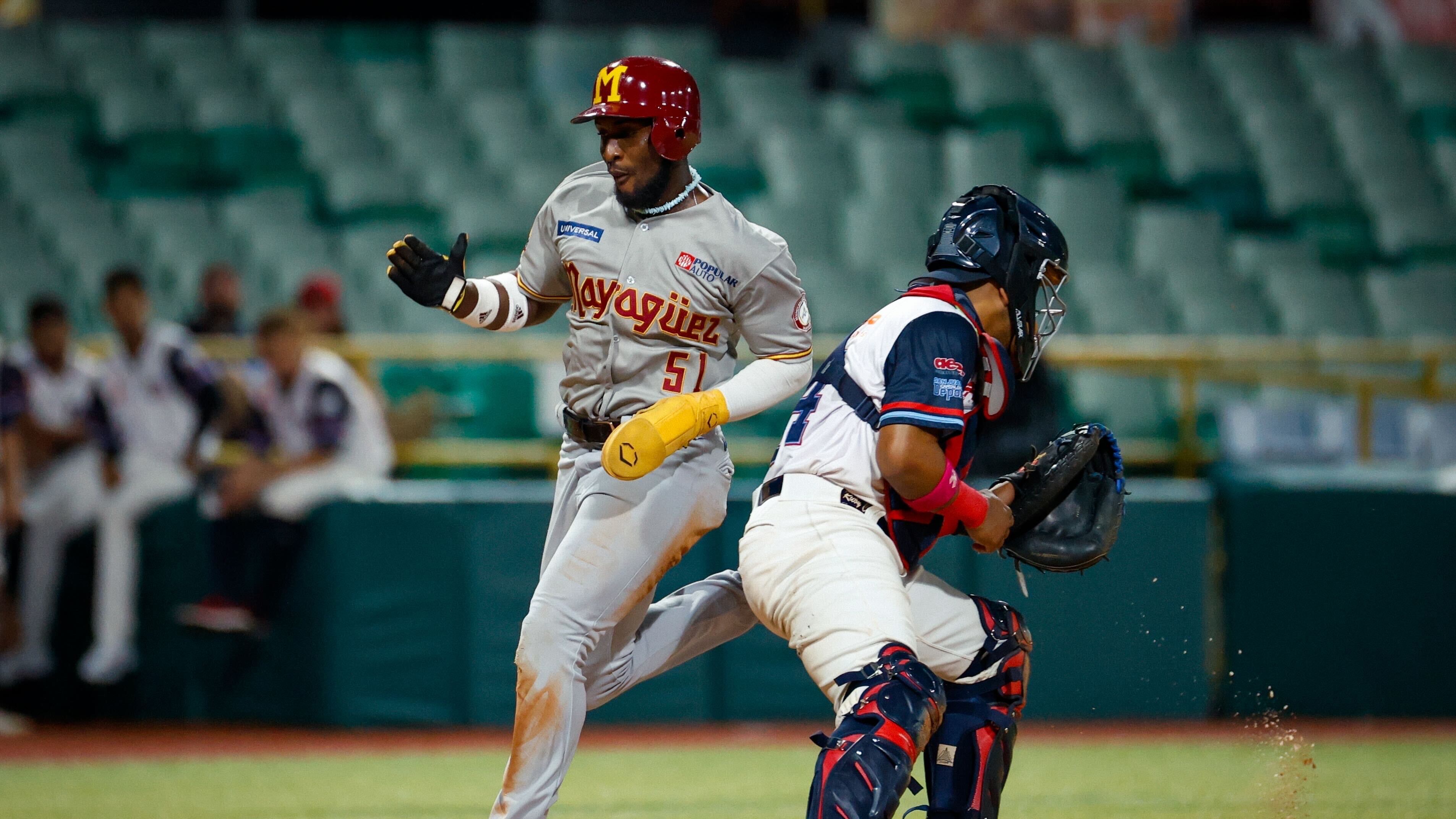 Chavez Young anotó la primera carrera para los Indios.