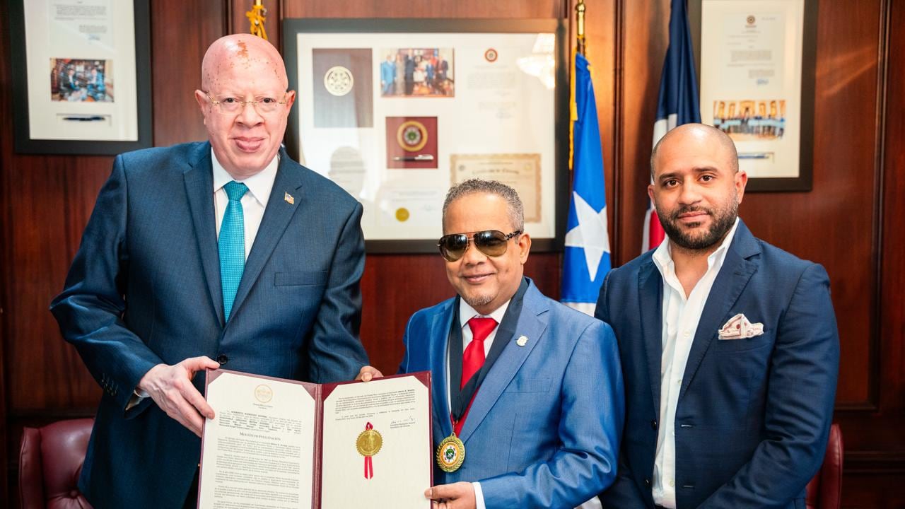 Senado honra los 36 años de carrera artística del senador y artista dominicano Héctor Acosta “El Torito”