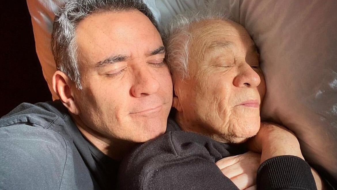 Héctor Sandarti junto a su madre.