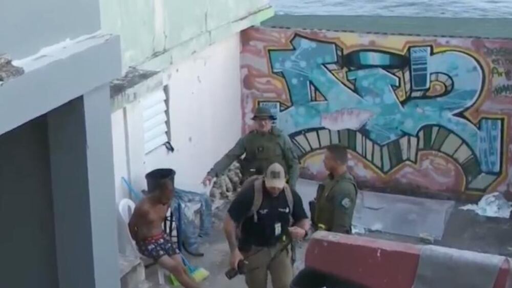 Allanamiento en la barriada La Perla.