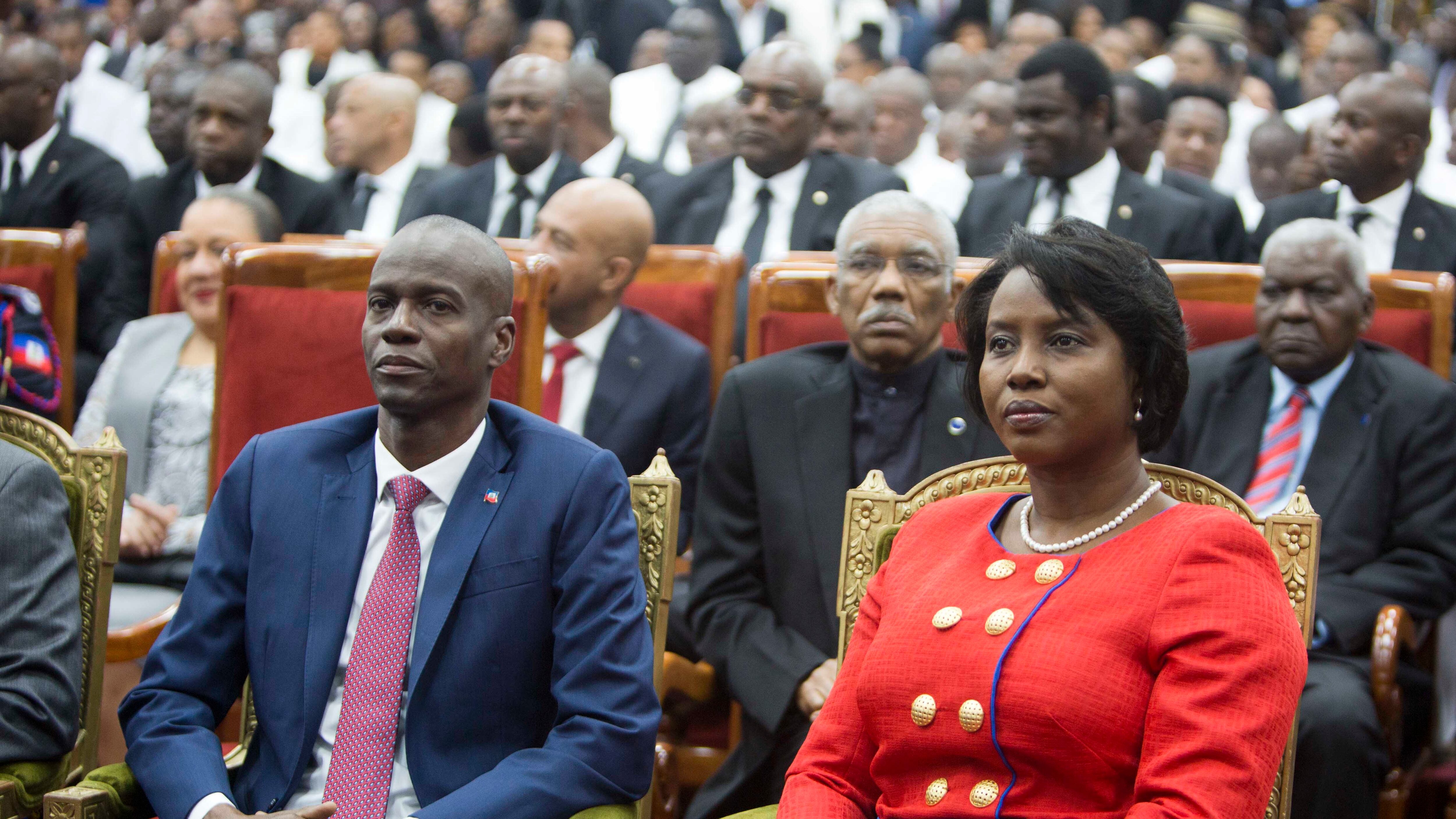 El presidente de Haití, Jovenel Moïse, sentado al lado de su esposa Martine durante su ceremonia de investidura en el Parlamento de Puerto Príncipe el martes 7 de febrero de 2017. (AP Foto/Dieu Nalio Chery, Archivo)