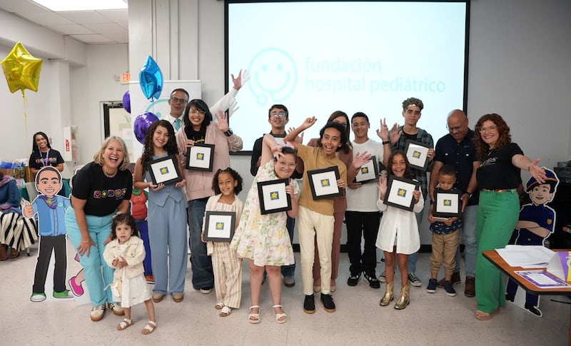 Niños celebran frente a pantalla en Hospital Pediátrico.