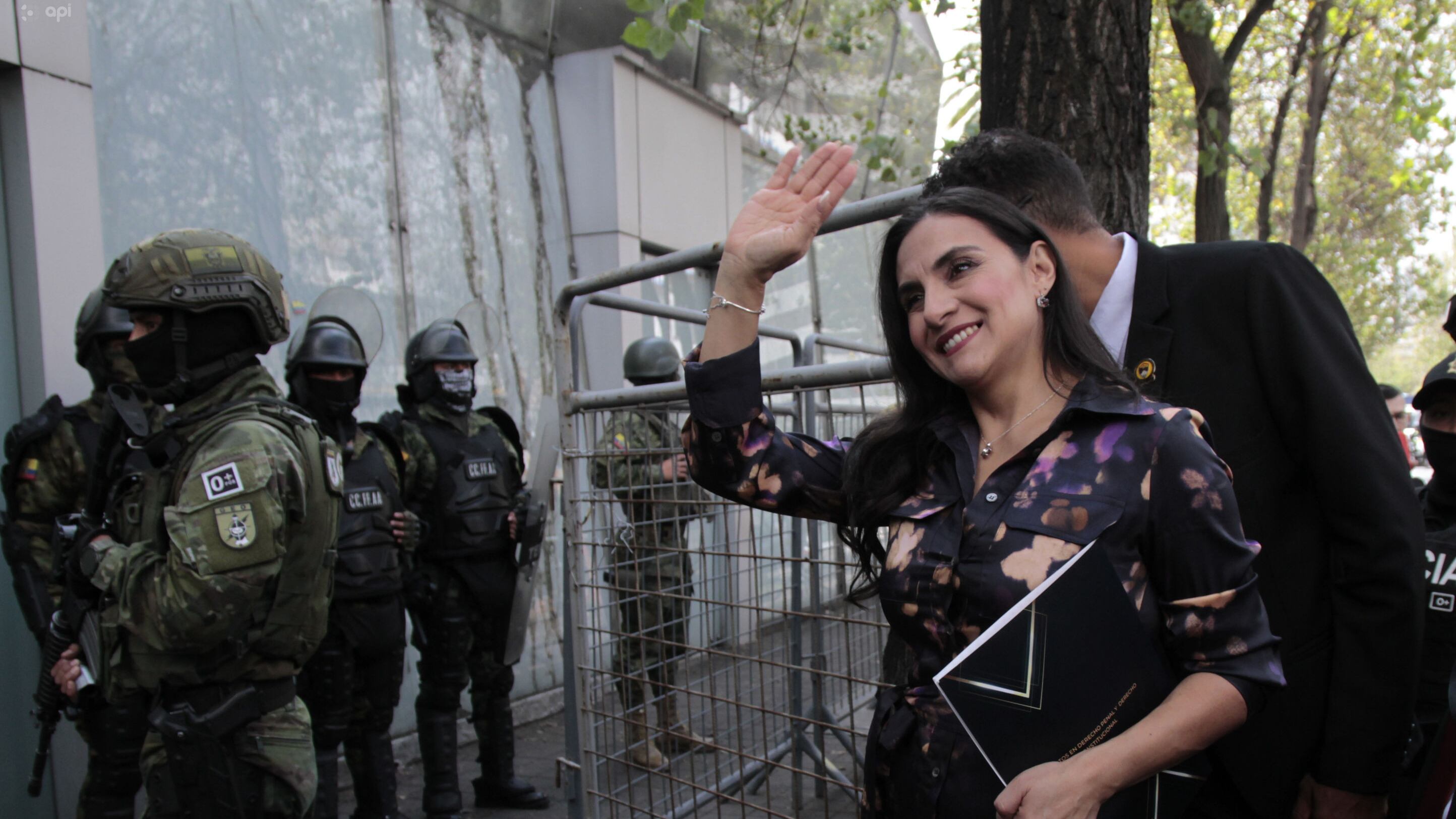 Vicepresidenta Verónica Abad a su llegada a la audiencia para conocer el veredicto sobre la suspensión de 150 días de su cargo en la Unidad   Judicial de la familia .  API/HENRY LAPO