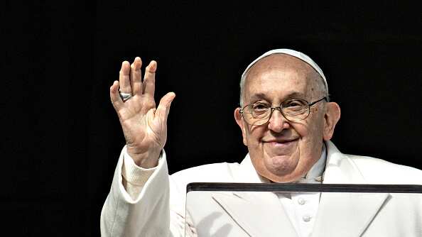 El papa Francisco padece de neumonía bilateral.