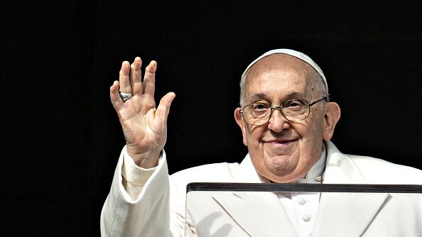 El papa Francisco padece de neumonía bilateral.