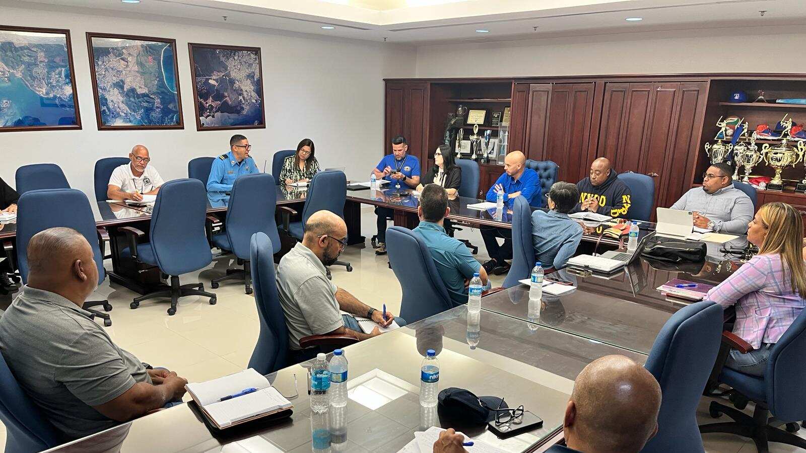 Alcalde de Fajardo se reúne con personal de seguridad para trazar plan de seguridad ante la llegada de Semana Santa.