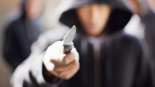 Mujer fue agredida con un cuchillo en una plaza pública a plena luz del día.