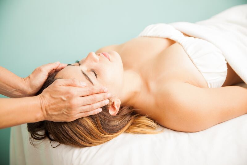 El Reiki se basa en el enfoque oriental de que todo ser vivo posee una energía vital que debe fluir correctamente. Foto: Freepik.