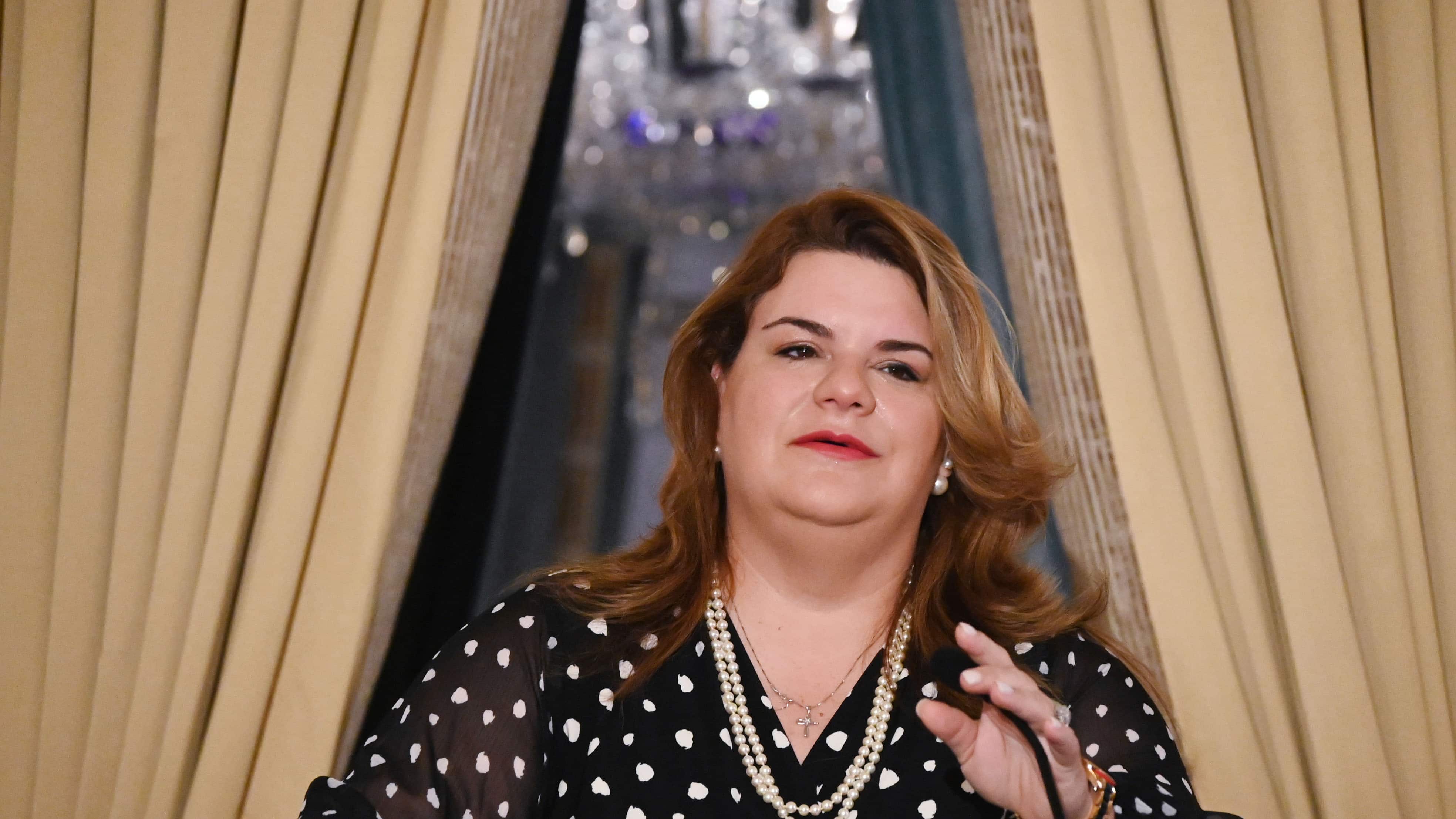 La gobernadora , Jennifer González. El nuevo campeón mundial junior welter, Subriel Matías Matthew , recibe del Presidente del CMB, Mauricio Sulaimán, el cinturón de monarca del Consejo Mundial de Boxeo (CMB).