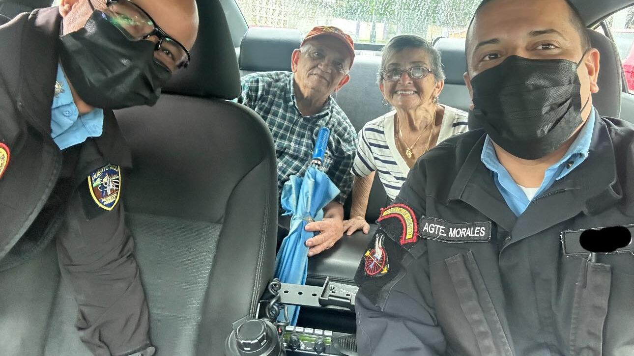 Agentes dan pon a pareja de ancianos (Facebook Nelson Morales)