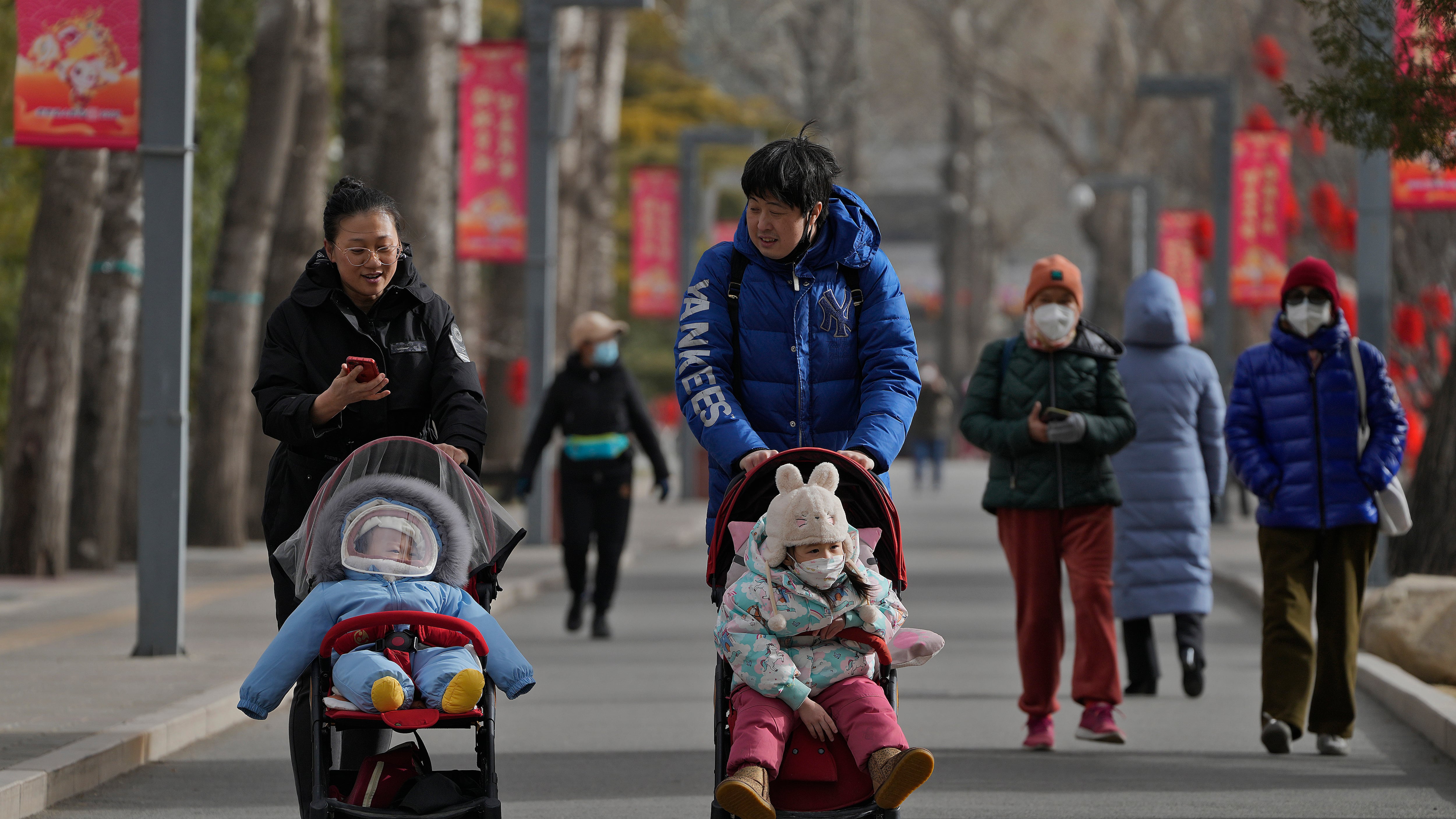 China quiere reducir horas de jornada laboral para incentivar a la procreación en jóvenes