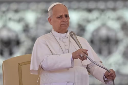 León XIV denuncia la “idolatría del dinero” como raíz de los conflictos armados en la vigilia por la paz