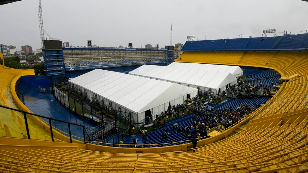 Solcios del equipo de fútbol de Argentina Boca Juniors se forman para votar en la elección del nuevo presidente del club, en Buenos Aires, Argentina, el domingo 17 de diciembre de 2023. (AP Foto/Gustavo Garello)