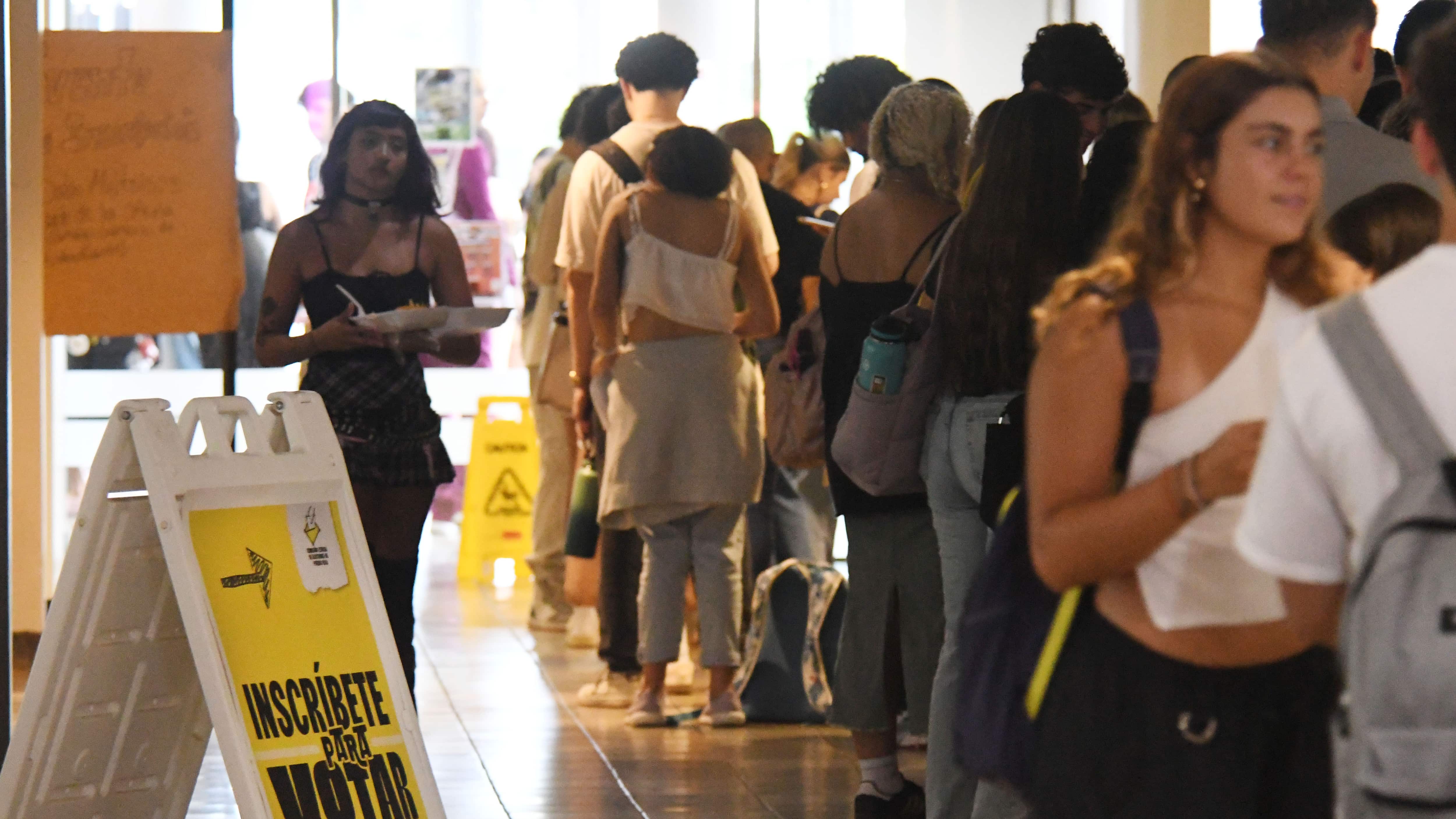 Estudiantes, trabajadores y público en general, se están inscribiendo en el Centro de Estudiantes, UPR