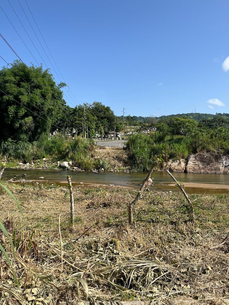 El puente original en Salto Arriba, Utuado, colapsó debido a los daños causados por el huracán Fiona en 2022. Las fuertes lluvias y crecidas del río socavaron su estructura, lo que provocó que se cayera y dejara incomunicada a la comunidad por esa vía principal.