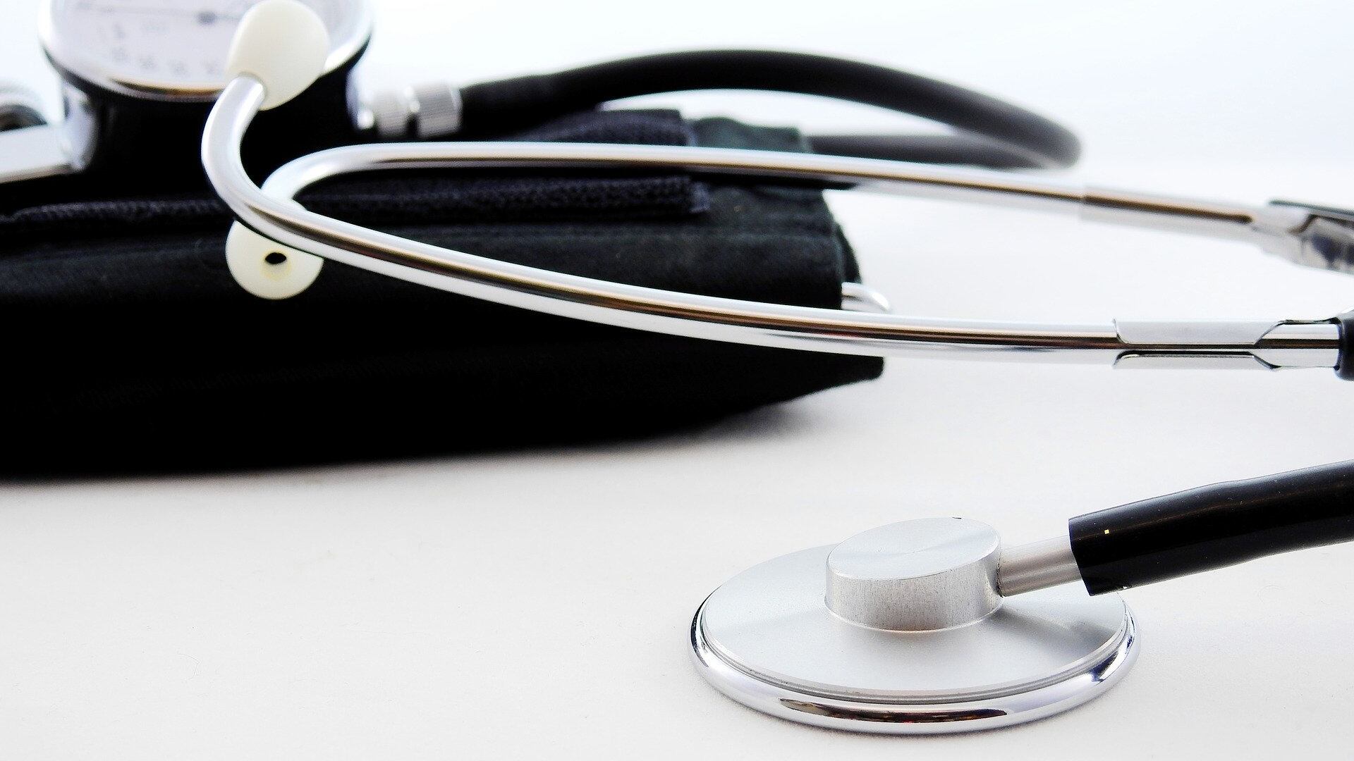 Médica condenada por cortar pênis de ex é suspeita de agressão