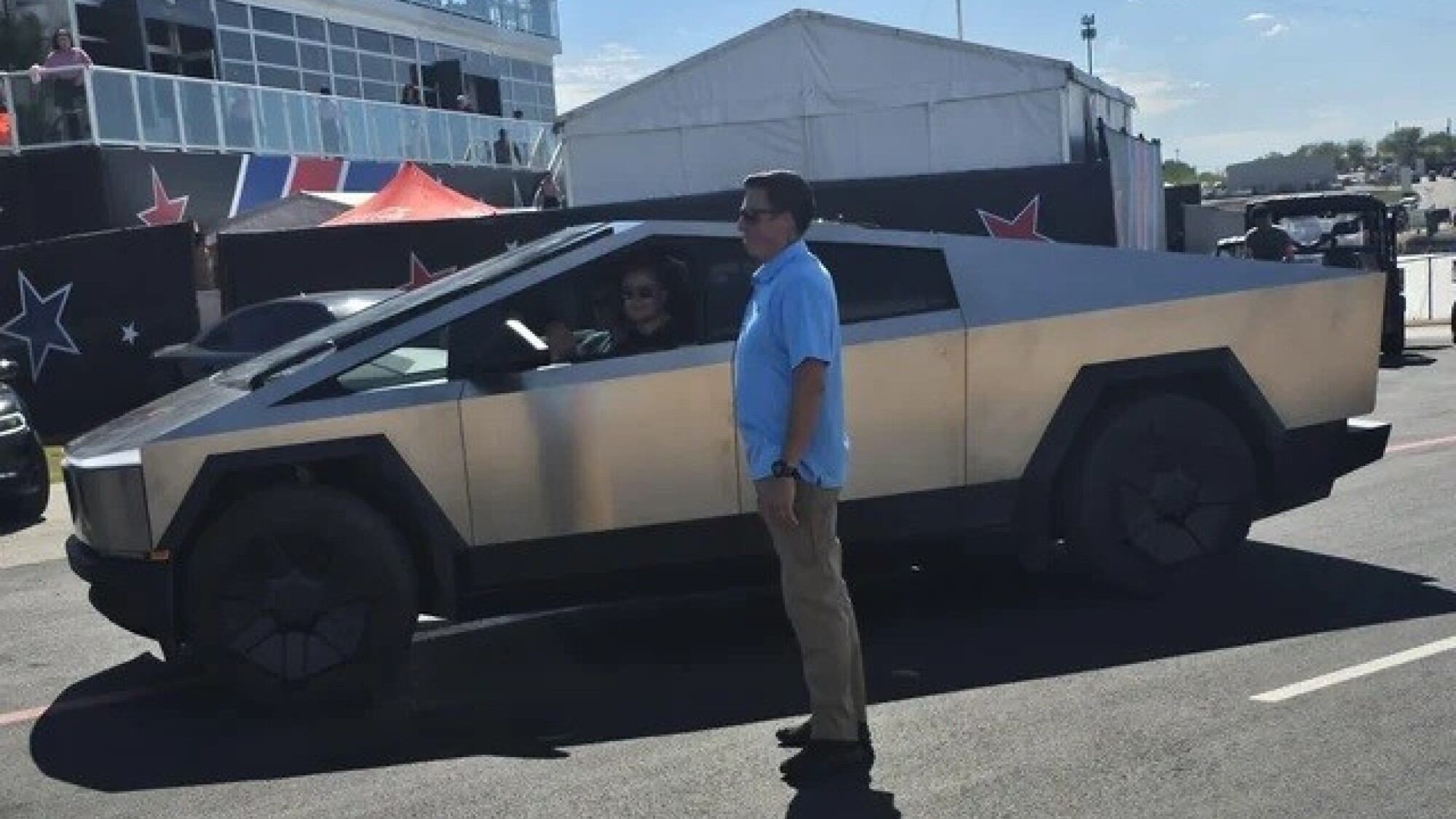 Elon Musk en su Tesla Cybertruck