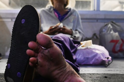 Evalúan flexibilizar acceso a salud para personas sin hogar ante fallas del sistema