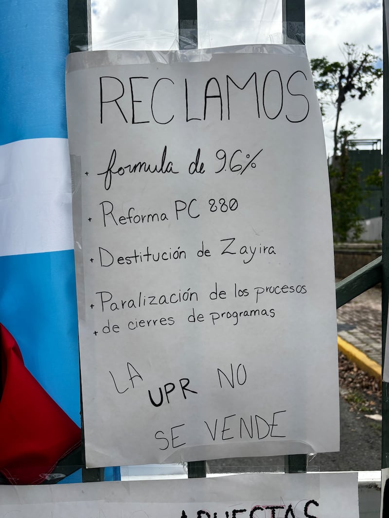 Pancartas en las afueras del Recinto de Río Piedras con los reclamos de los estudiantes