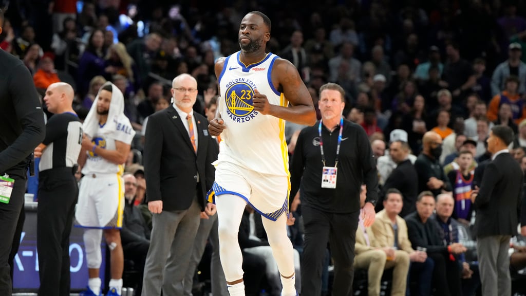 Draymond Green, alero de los Warriors de Golden State, abandona la cancha tras ser expulsado del encuentro ante los Suns de Phoenix, el martes 12 de diciembre de 2023 (AP Foto/Rick Scuteri)