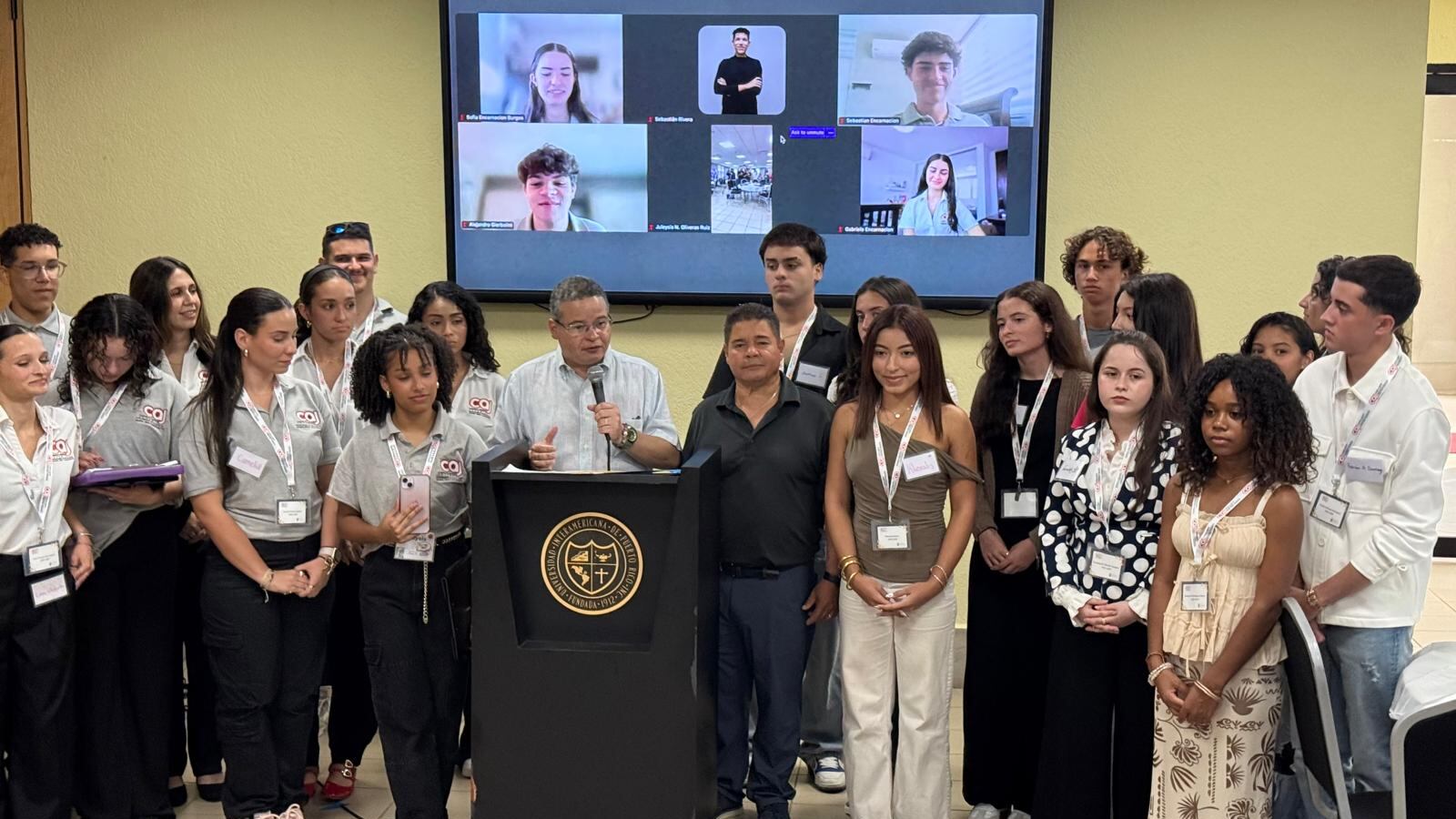 El secretario de Salud, Víctor Ramos Otero, junto a los 25 jóvenes que integran el nuevo Consejo Asesor Juvenil.