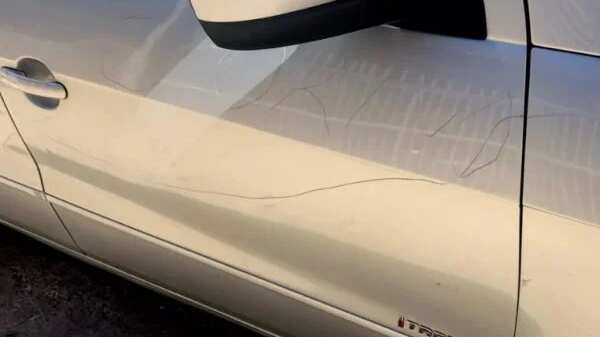 Mulher se revolta ao encontrar palavra ‘corno’ riscada em seu carro