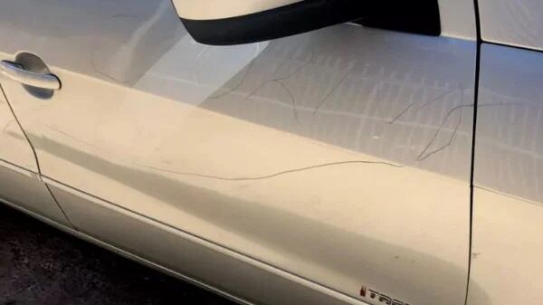 Mulher se revolta ao encontrar palavra ‘corno’ riscada em seu carro