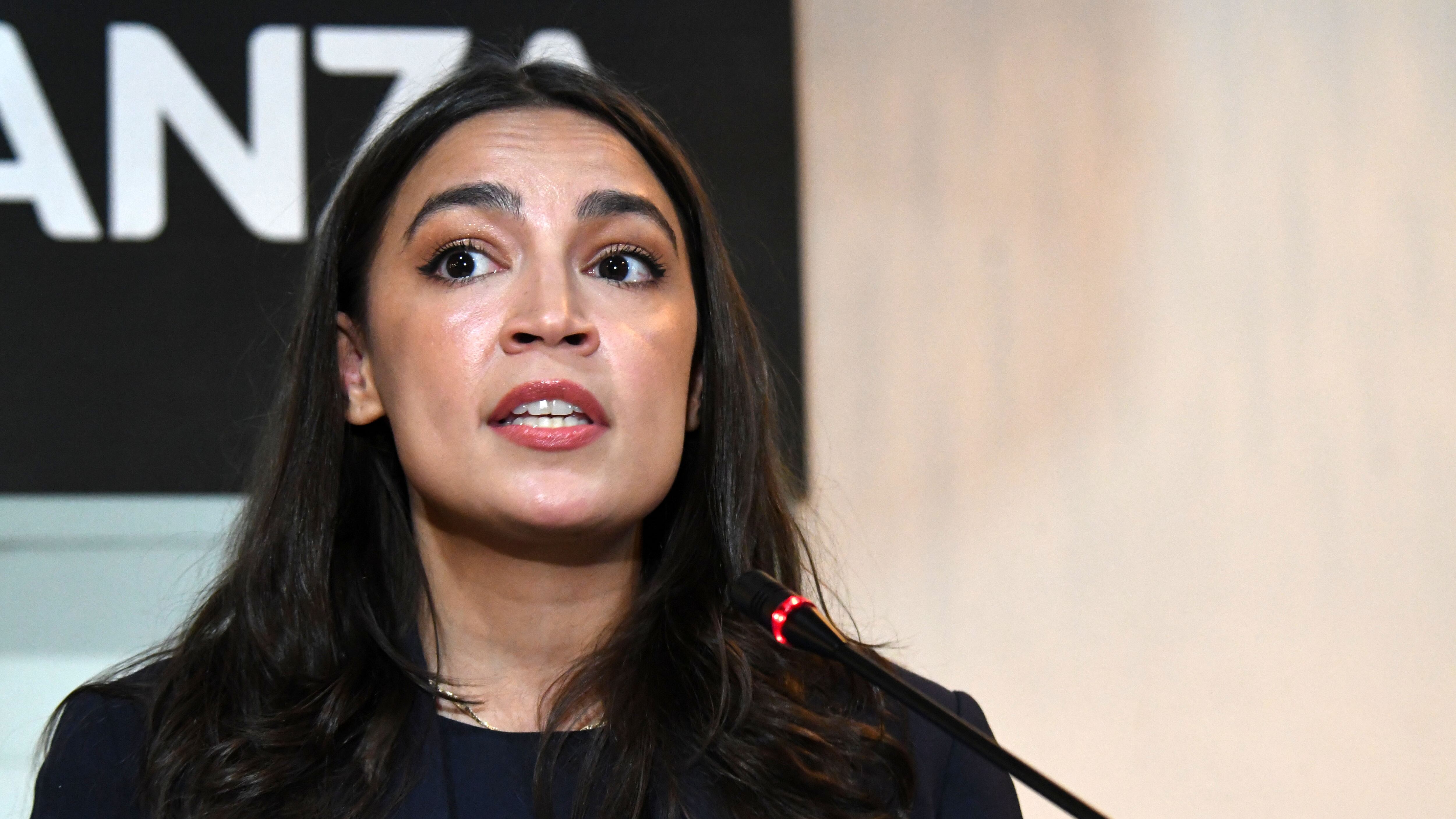 Las congresistas Nydia Velázquez y Alexandria Ocasio Cortez