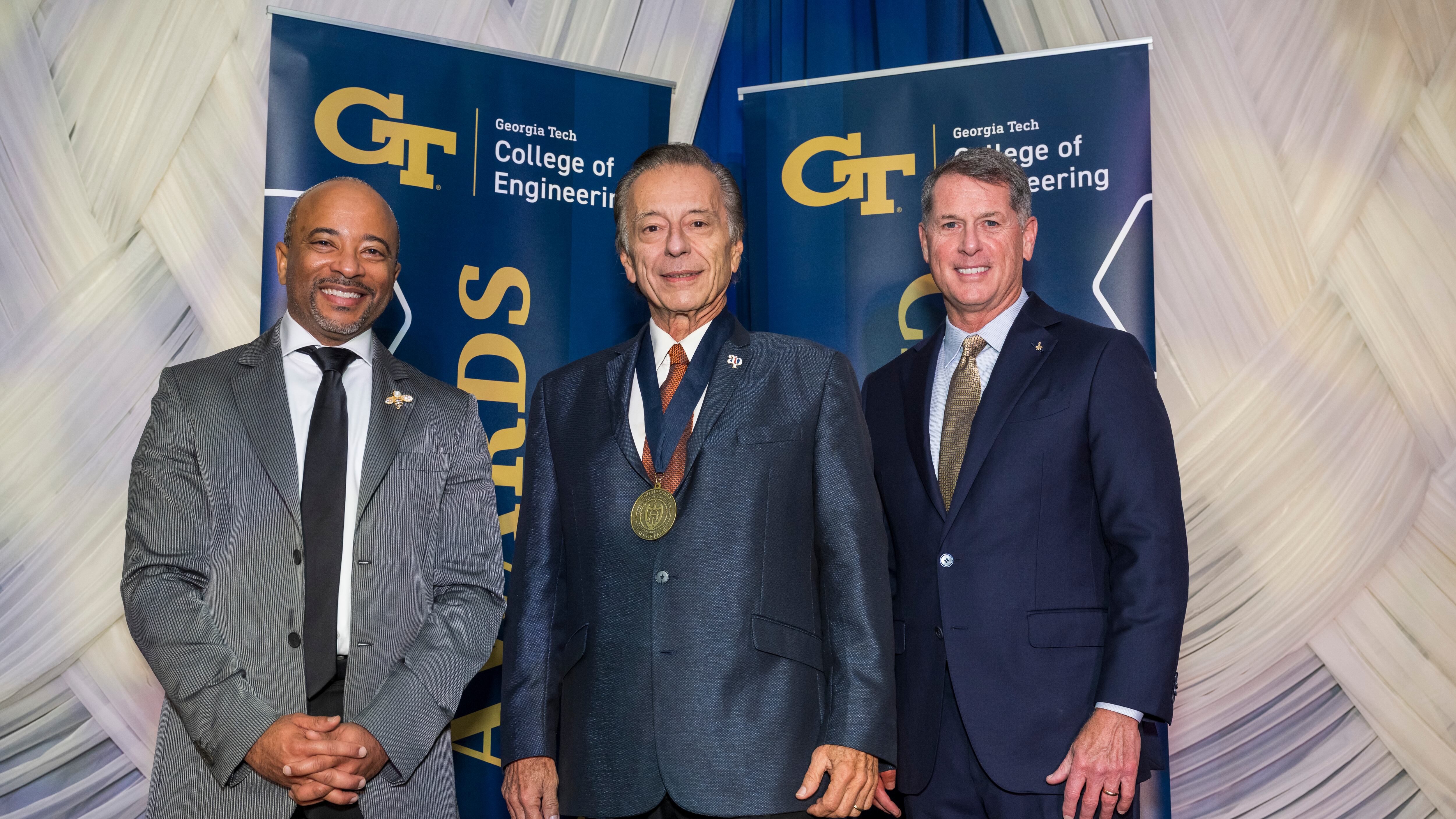 José Domingo Pérez Muñiz
exaltado al Salón de la Fama de la Ingeniería