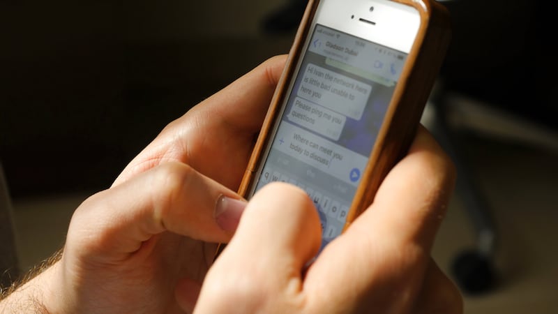 Estafadores usan un botón de WhatsApp para robar cuentas bancarias de usuarios