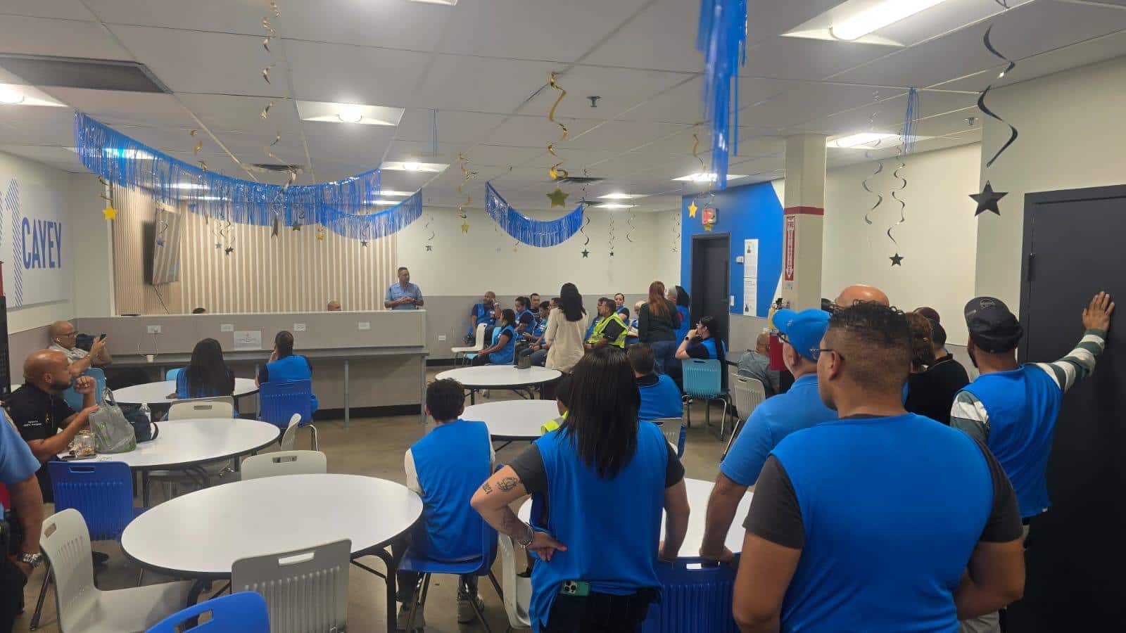 Agentes de la Policía orientaron a empleados de Walmart en Cayey sobre cómo actuar en caso de un tirador activo.