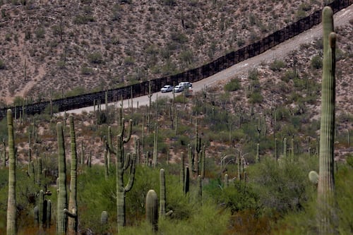 Patrulla Fronteriza rescata a 2 bebés migrantes en el desierto de Sonora