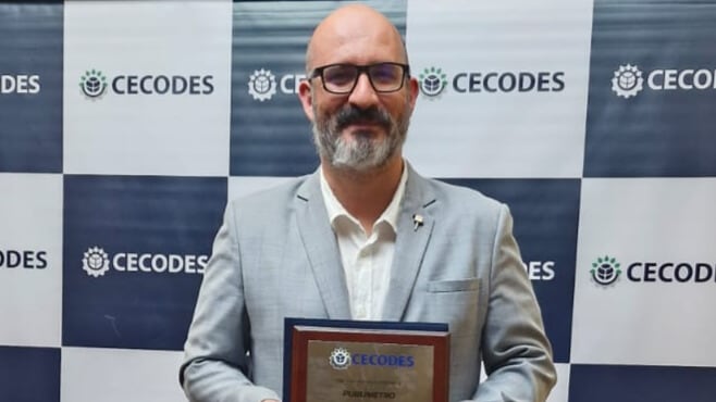 Alejandro Pino Calad recibe el reconocimiento de Cecodes a nombre de Publimetro
