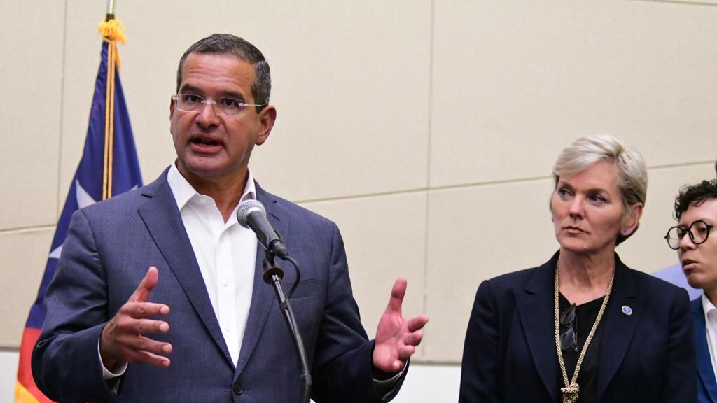 El gobernador de Puerto Rico junto a la secretaria del Departamento de Energía de Estados Unidos, Jennifer Granholm.