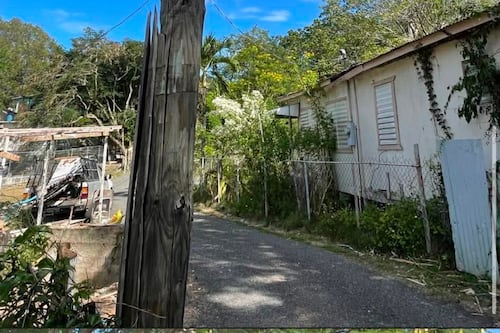 Peligrosos postes en barrio Tallaboa Saliente, en Peñuelas