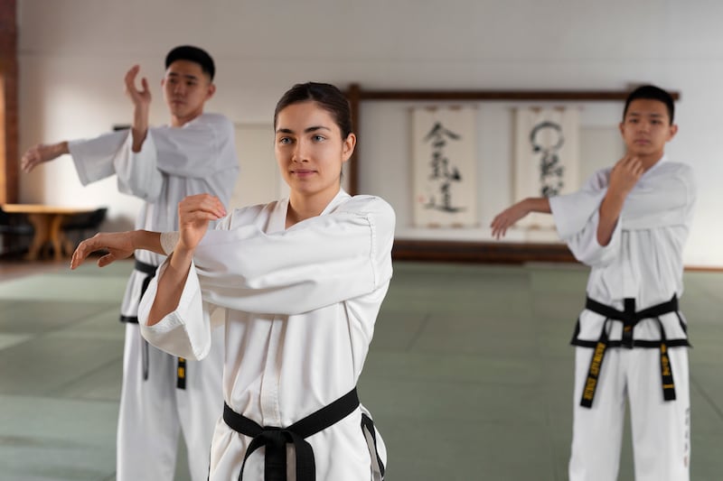 Más allá de ser un arte marcial de origen japonés, el karate es una disciplina que fomenta el desarrollo de habilidades físicas, mentales y emocionales. Foto: Freepik.