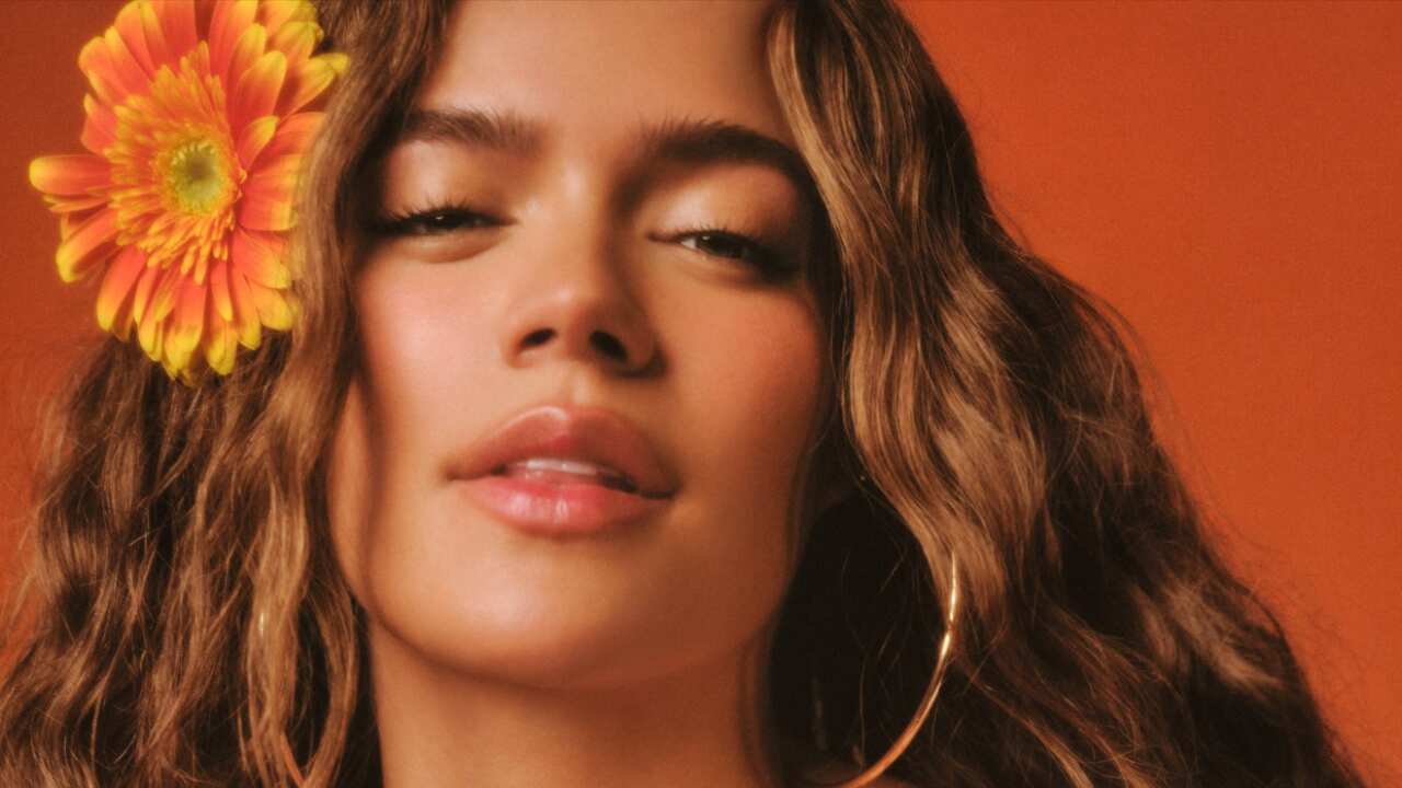 Karol G rinde homenaje a sus raíces latinas con su disco ‘Tropicoqueta’