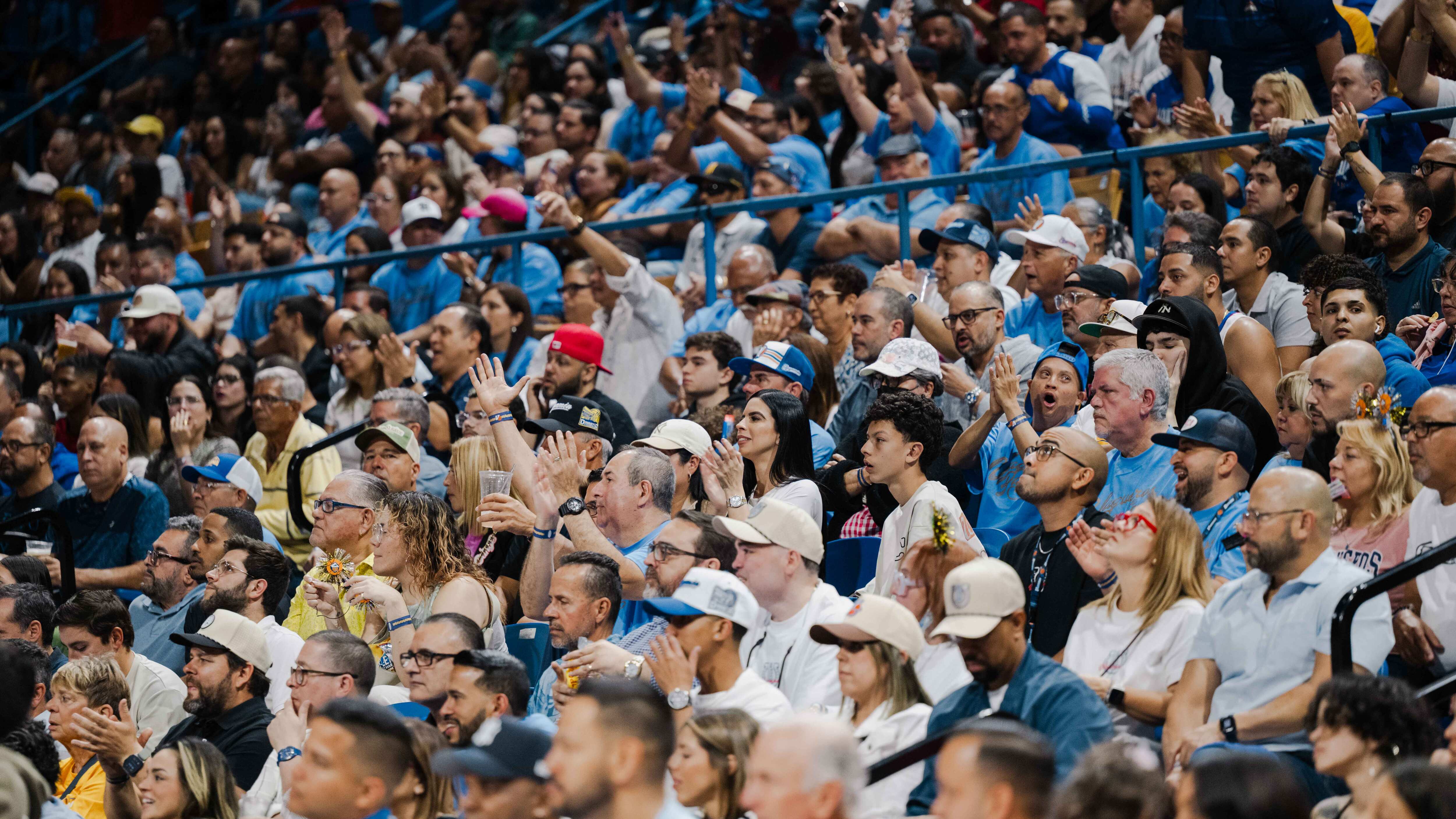 Fanaticada del BSN en el Coliseo Rubén Rodríguez de Bayamón