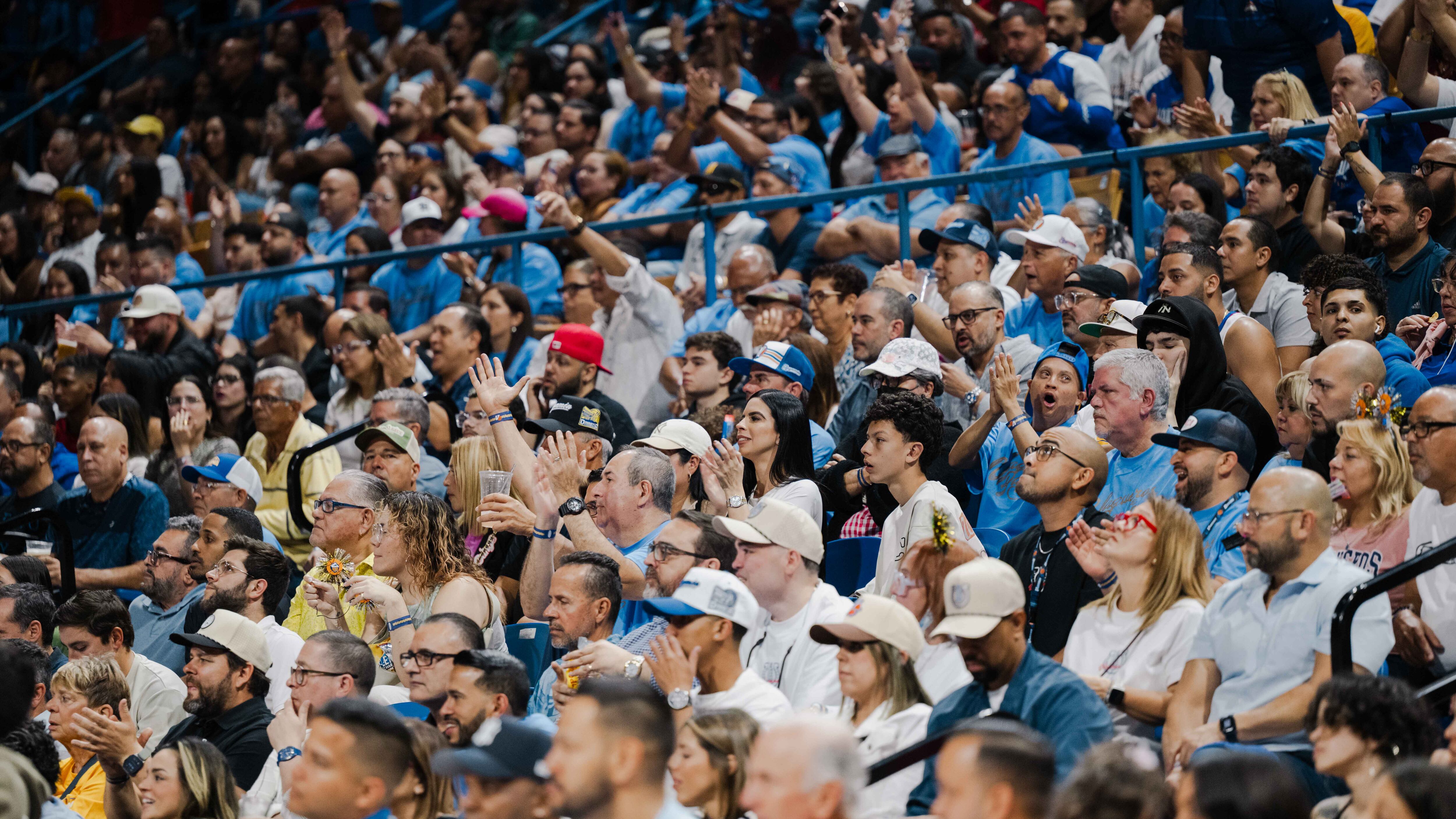 Fanaticada del BSN en el Coliseo Rubén Rodríguez de Bayamón