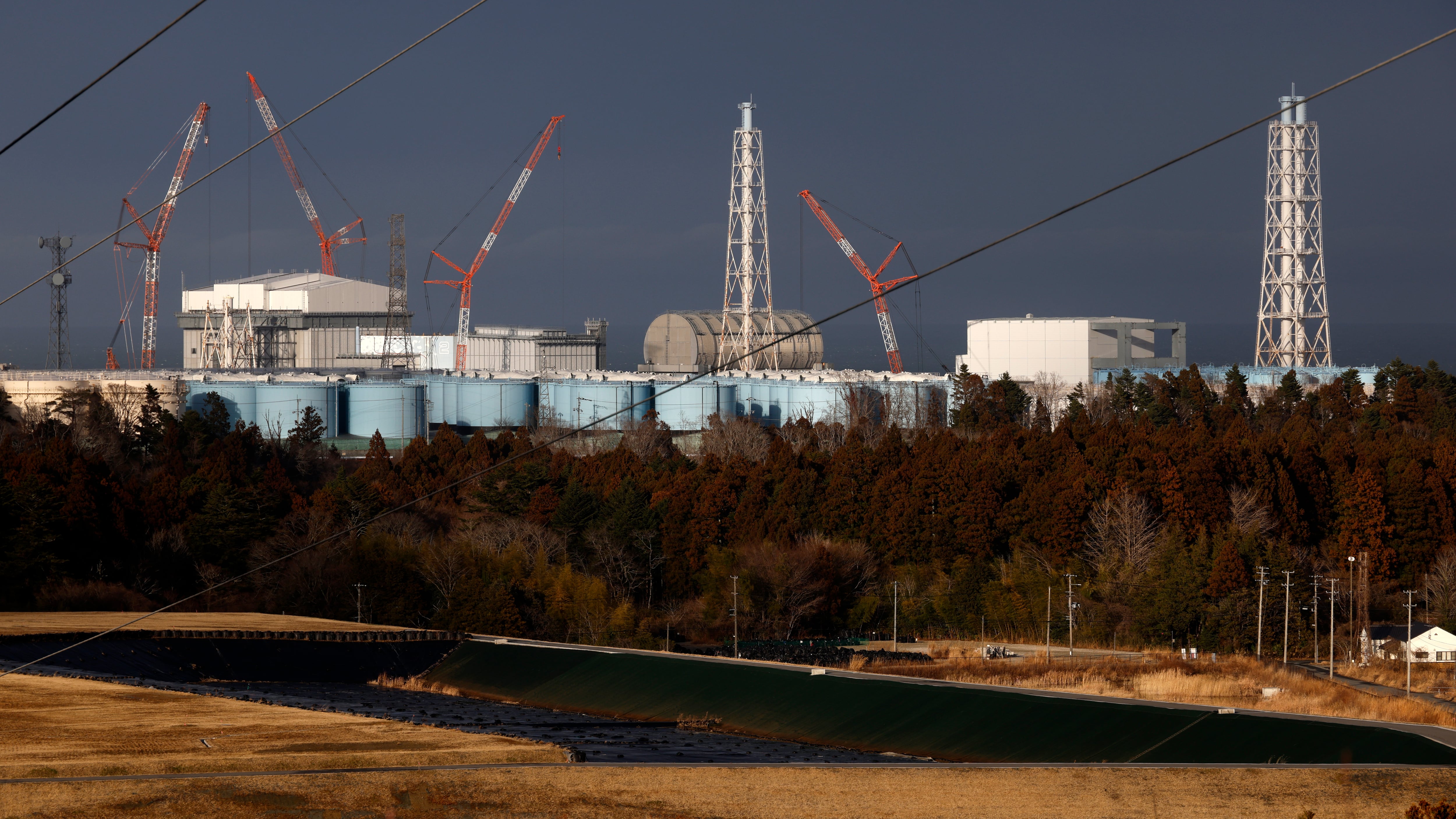 Reactores en la central nuclear de Fukushima Daiichi desde una colina en Okuma, prefectura de Fukushima, noreste de Japón, 4 de marzo de 2026 (publicado el 9 de marzo de 2026). EFE/EPA/FRANCK ROBICHON ATTENTION: This Image is part of a PHOTO SET